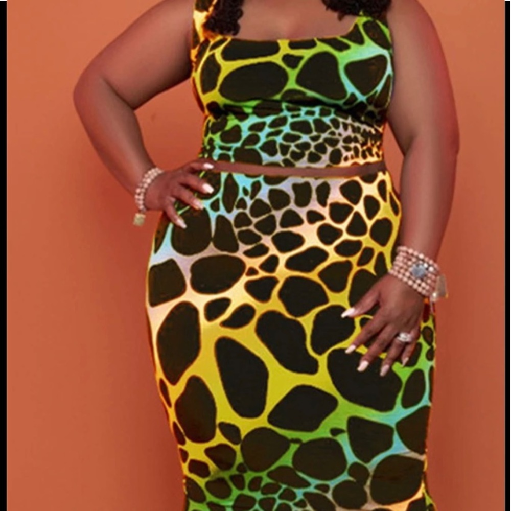 Two piece crop top and skirt set - Picture 2 of 2